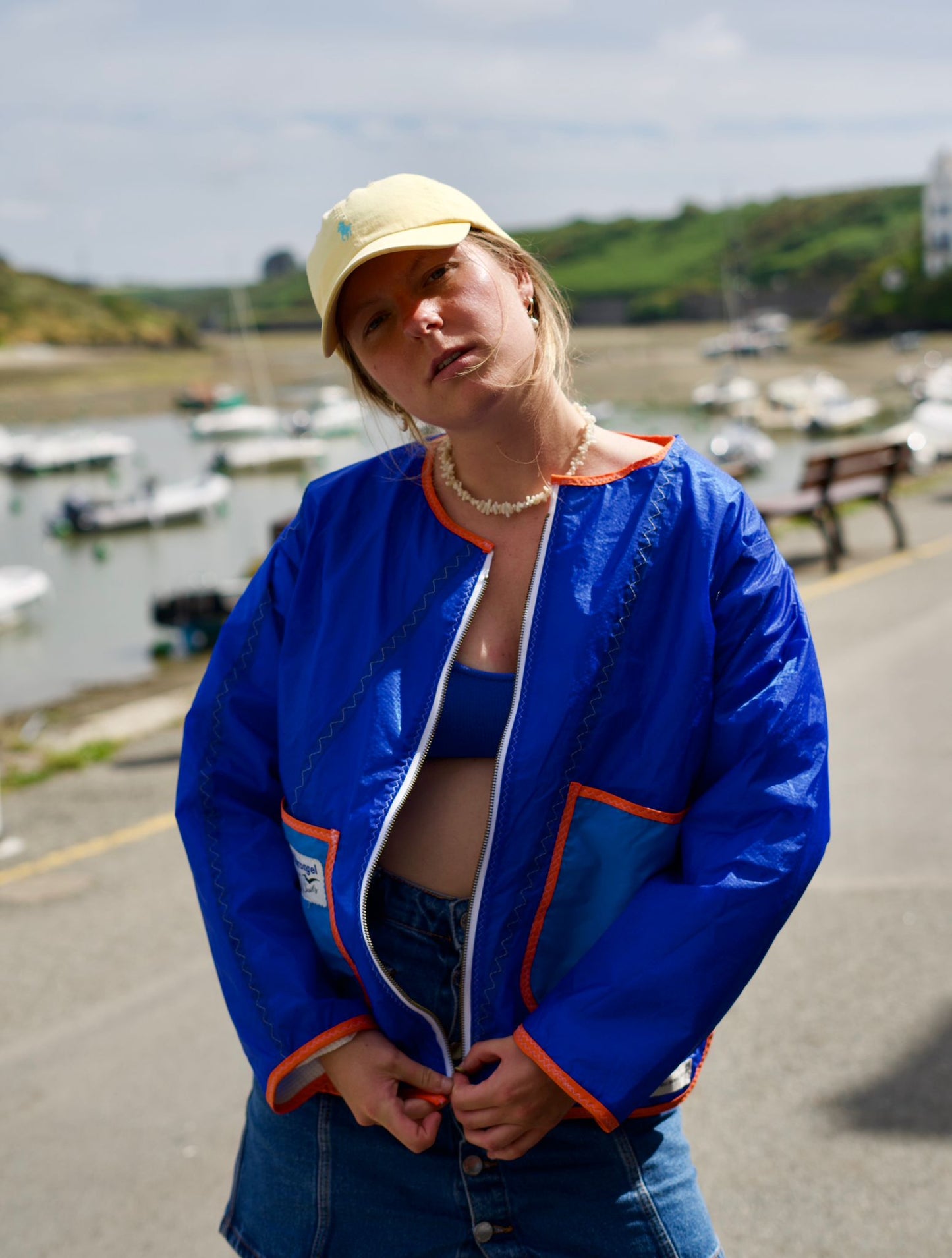 La veste bleu électrique
